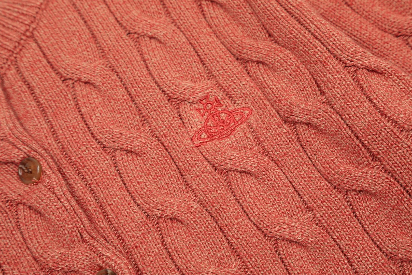 VIVI127 vivienne west wood Pay attention to the three-color splicing thread, Queen Mother West, Vivian, heavy twist twist rope craft classic cardigan, knitted sweater wool, 2024 autumn latest style. Highlight one: 24 latest three-color splicing thread. Up close, there is a gradient effect. Three kinds of same-color and different-color floral threads are interlaced and spliced to make it more advanced and more selling points. Highlight two: 30% wool content. It is blended with sheep wool and has high quality. Anti-pilling technology, not easy to pill. 2.3: Popular version, the upper body is slimmer and not picky. 2.4: JD Maillard autumn and winter color matching. The color matching is very mysterious and atmospheric. Compared with popular styles, it is more special. Size: S -M- L. Color: Three-color purple, three-color brown and orange, three-color coffee.